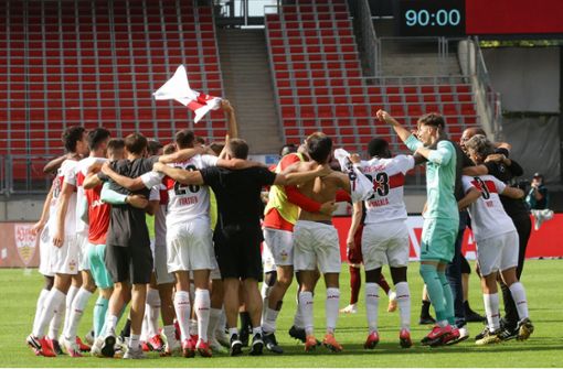 Wiederaufstieg 2020: Nach dem 6:0 beim 1. FC Nürnberg zelebriert der VfB den Schulterschluss. Foto: Pressefoto Baumann