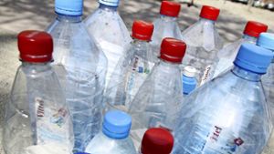 Plastikflaschen geraten zunehmend in Verruf.Hans-Peter Kastner war in vielen Zeitungen und TV-Sendungen. Foto: Steffen Honzera