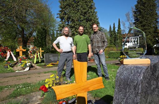 Claus Birkle (links) lieferte den Stein, Georg Krämer (Mitte) und Alexander Weis die Bepflanzung. Foto: Ines Rudel