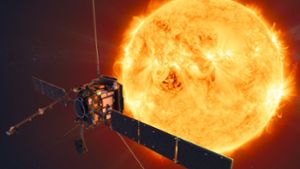 Die amerikanische Raumfahrtbehörde Nasa untersucht mit Forschungssatelliten wie den Sonden Solar Orbiter und  Solar Dynamics Observatory die Sonnenaktivitäten. Foto: ATG medialab/ESA/dpa