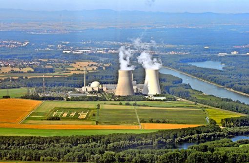 Die beiden Kühltürme des Kernkraftwerks  Philippsburg sind eine weithin sichtbare, aber ungeliebte Landmarke. Bald sollen sie verschwinden. Foto: Stefan Jehle/Archiv