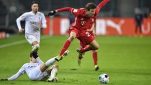 Bayerns Thomas Müller (r.) versucht an den Ball zu kommen. Foto: dpa/Martin Meissner