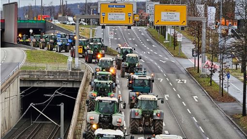 Die Kolonne rollt über den Pragsattel. Foto: Fotoagentur Stuttgart/Andreas Rosar