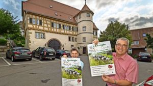 Der Bürgermeister Ekkehard Fauth und die Deufringer Ortsvorsteherin Christel Walz werben für den Heckengäutag. Foto: factum/Weise