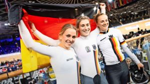 Emma Hinze, Pauline Grabosch und Lea Friedrich holen WM-Gold im Teamsprint. Foto: dpa/Sebastian Gollnow