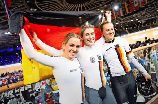 Emma Hinze, Pauline Grabosch und Lea Friedrich holen WM-Gold im Teamsprint. Foto: dpa/Sebastian Gollnow