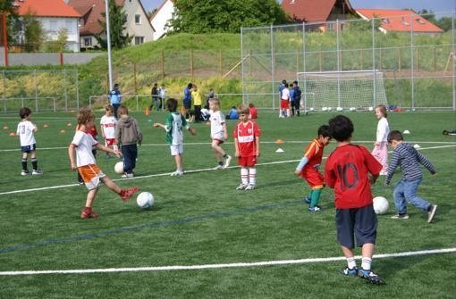 Das erste Fußballtraining auf dem neuen Kunstrasenplatz fand 2010 statt. Inzwischen trainieren dort zwölf Junioren-Teams. Foto: Müller