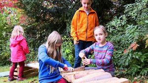 Jule (rechts) hat schon ein Schnitzdiplom von den Naturfreunden. Auch ihr Bruder Finn und die neunjährige Carolina bauen mit am Xylofon. Foto: Viola Volland