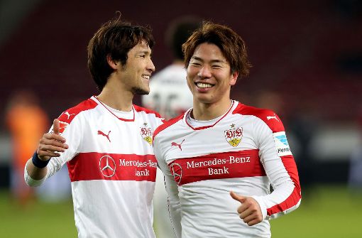 Bescheren dem VfB Stuttgart Interesse aus Fernost: Mittelfeldspieler Hajime Hosogai (links) und Stürmer Takuma Asano. Foto: Baumann
