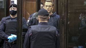 Der russische Oppositionsführer Alexej Nawalny (M) hört das Urteil während einer Anhörung zu einem Antrag des russischen Föderalen Strafvollzugsdienstes, um die Bewährungsstrafe Nawalnys bei der strafrechtlichen Verurteilung von 2014 in eine echte Gefängnisstrafe umzuwandeln. Foto: dpa/Uncredited
