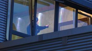 Einschussloch im Fenster Foto: /Andreas Rosar Fotoagentur-Stuttg