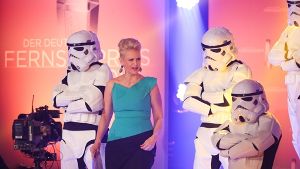 Moderatorin Barbara Schöneberger moderiert zwischen Star Wars Stormtrooper-Figuren. Auch sie gehört zu den Preisträgern des Deutschen Fernsehpreises. Foto: dpa