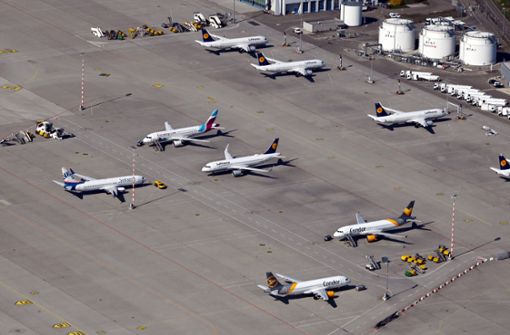 Aufgrund der Corona-Pandemie stehen – nicht nur wie hier am Flughafen in Stuttgart – zahlreiche Flugzeuge am Boden. Foto: dpa/Uli Deck
