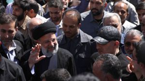 Ebrahim Raisi (M), Präsident des Iran, nimmt an einer Kundgebung zum Al-Kuds-Tag teil. Der vom Iran angekündigte Vergeltungsschlag hat Israel und die USA in höchste Alarmbereitschaft versetzt. Foto: Uncredited/Iranian Presidency/dpa