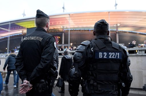 Französische Polizisten stehen vor dem Pariser Stadion Stade de France. Hier findet am 10. Juni das Eröffnungsspiel zwischen Frankreich und Rumänien statt. Foto: dpa