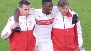 Das Knie schmerzt:  Rüdiger (Mi.), VfB-Arzt Striegel (li.), Physio  Wörn Foto: Bm