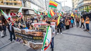 Kurdische Demonstranten protestieren in der Innenstadt gegen die türkische Militärintervention in Afrin. Sie schwenken Fahnen der kurdisch-syrischen YPG-Miliz. Foto: Lichtgut/Julian Rettig