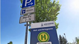 Eigens gestaltete Schilder weisen auf die Hol- und Bringzonen hin. Foto: Stadt Kirchheim