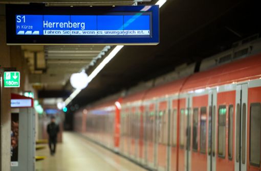 In einer  S-Bahn der Linie S1  sind zwei Fahrgäste von zum Teil noch Unbekannten geschlagen worden.  (Symbolfoto) Foto: dpa/Marijan Murat