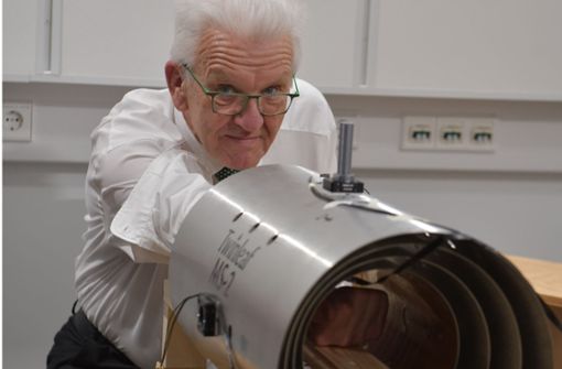 Der Ministerpräsident lässt mit Hilfe der Quantentechnologie seine Muskelstärke prüfen. Foto: LICHTGUT/Max Kovalenko