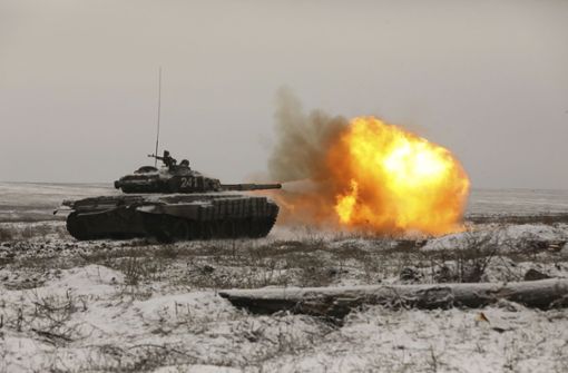 Ein Panzer schießt auf ein Ziel (Symbolbild). Foto: AP/dpa