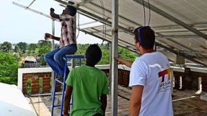 Die indischen Handwerker bei der Installation der neuen Solaranlage auf dem Dach des Sozialzentrums. Angeleitet wurden sie von den Elektrikern ohne Grenzen. Foto: z