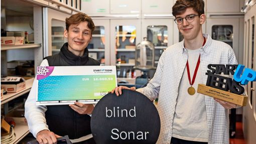 Ferdinand Horn (links) und Julian Schenker haben mit ihrer  Erfindung „blind Sonar“ schon viele Auszeichnungen erhalten. Foto: /Helmut Anton Pangerl
