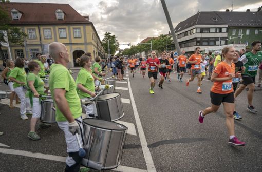 Nicht nur vom Publikum, sondern auch von Trommlern angefeuert wurden die Läufer im vergangenen Jahr in der Ludwigsburger Innenstadt. Foto:  