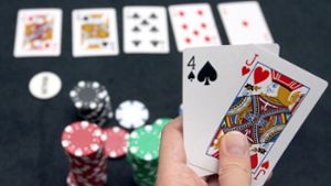 Die neun Männer haben in einer Gaststätte in Reutlingen um Geld Poker gespielt (Symbolbild). Foto: dpa
