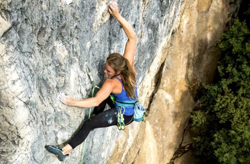 Lena Müller an einer Steilwand im Klettergebiet  von Arco am Gardasee Foto: Johannes Ingrisch