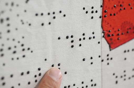 Kunst mit Fingerspitzengefühl:  Die Dätzinger Künstlerin Gudrun Achterberg verwendet für ihre Arbeiten  Braille-Schrift. Foto: /Bischof
