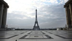 Das Trocadéro ist menschenleer: in Frankreich herrscht wegen der Corona-Krise eine Ausgangssperre.  Das Volk findet die von Präsident Macron ergriffene Maßnahme gut. Foto: AP/Thibault Camus