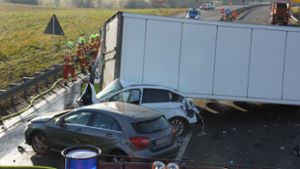 Bei Metzingen ereignete sich ein schlimmer Unfall. Foto: Andreas Rosar Fotoagentur-Stuttg