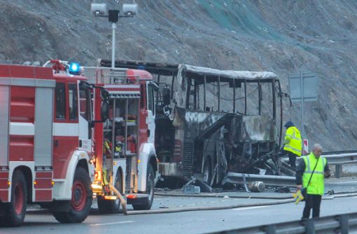 Am 23. November starben 45 Mazedonier in einem Reisebus, der in die Leitplanke krachte und in Flammen aufging. Es war einer der schwersten Busunfälle in den vergangenen 20 Jahren. Foto: AFP/DIMITAR KYOSEMARLIEV