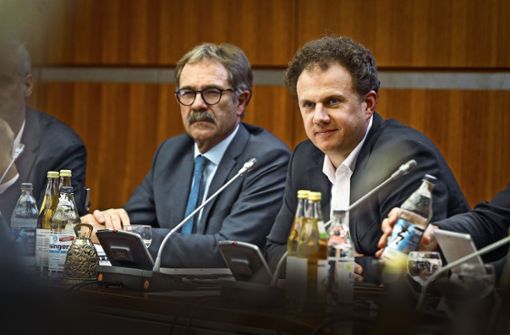 Matthias Knecht (rechts) im Gemeinderat mit dem Ersten Bürgermeister Konrad Seigfried   Foto: factum/Simon Granville
