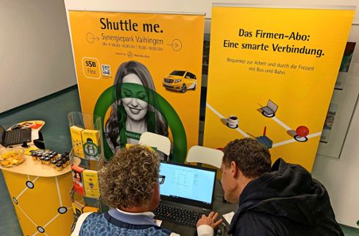 Ein SSB-Berater informiert  einen Mitarbeiter der SWMH-Medienholding in Möhringen über Flex in the City. Foto: Götz Schultheiss