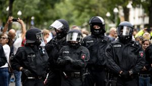 Berliner Polizisten bei den illegalen Demonstrationen Foto: dpa/Fabian Sommer