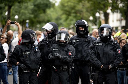 Berliner Polizisten bei den illegalen Demonstrationen Foto: dpa/Fabian Sommer