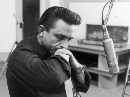 Johnny Cash im Jahr 1959 während einer Session im Tonstudio. Foto: imago/Allstar