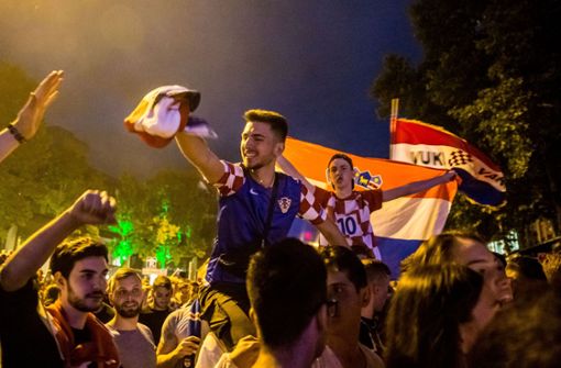 Ausgelassen feierte zahlreiche Kroaten auf der Theodor-Heuss-Straße in Stuttgart den Einzug ins WM-Finale. Foto: Lichtgut/Julian Rettig