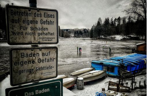 Auf dem Ebnisee lädt eine spiegelglatte Eisfläche viele zum Schlittschuhlaufen ein. Foto: StZN/Weingand