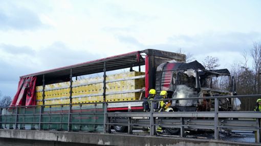 Ausgebrannter Lastwagen mit 1000 Litern Sprudel auf der Ladefläche. Foto: SDMG/Dettenmeyer