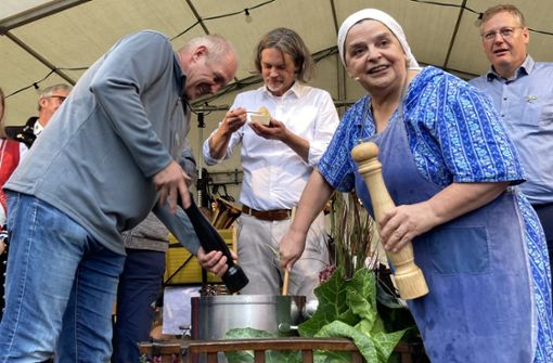 Der Erste Bürgermeister Benjamin Dihm (Mitte) beim traditionellen Krautabschmecken. Foto:  