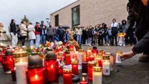 Am Freitag, einen Tag nach der Bluttat an der Offenburger Waldbachschule, versammelten sich Schülerinnen und Schüler zu einer Gedenkveranstaltung. Foto: dpa/Philipp von Ditfurth