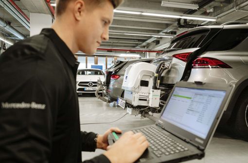 Mit mobilen Messgeräten, die am Heck der Fahrzeuge angebracht werden, misst Daimler die Emissionen der Autos. Foto: Daimler AG