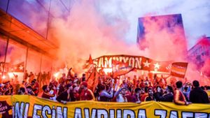 Pyro und Party: Fans von Galatasaray Istanbul jubeln in Stuttgart. Foto: 7aktuell.de/Marc Gruber