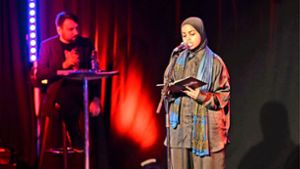 Hanaa Abdella beim Poetry Slam. Im Hintergrund: Moderator und Slammer Nikita Gorbunov. Foto: Eibner-Pressefoto/Nicolas Woern