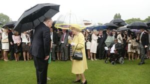 Das Wetter hat am Dienstag bei der royalen Garden Party nicht ganz mitgespielt, doch die Queen konnte das nicht schrecken. Foto: Getty Images Europe