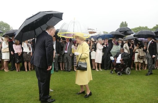 Das Wetter hat am Dienstag bei der royalen Garden Party nicht ganz mitgespielt, doch die Queen konnte das nicht schrecken. Foto: Getty Images Europe