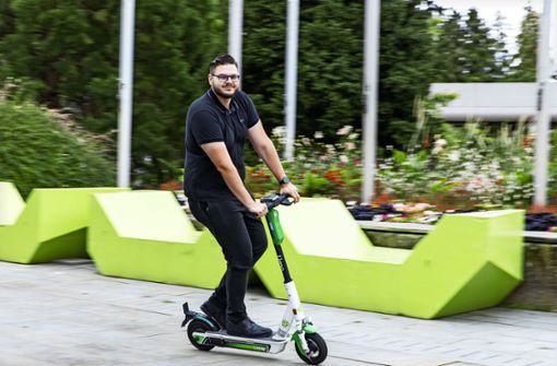 Lennart Kröl zeigt, wie scootern geht. Der 26-jährige  Industriemechaniker liebt das Lime-Verleihkonzept und ist der Firma selbst gerne auf den Leim gegangen. Foto: Stefanie Schlecht